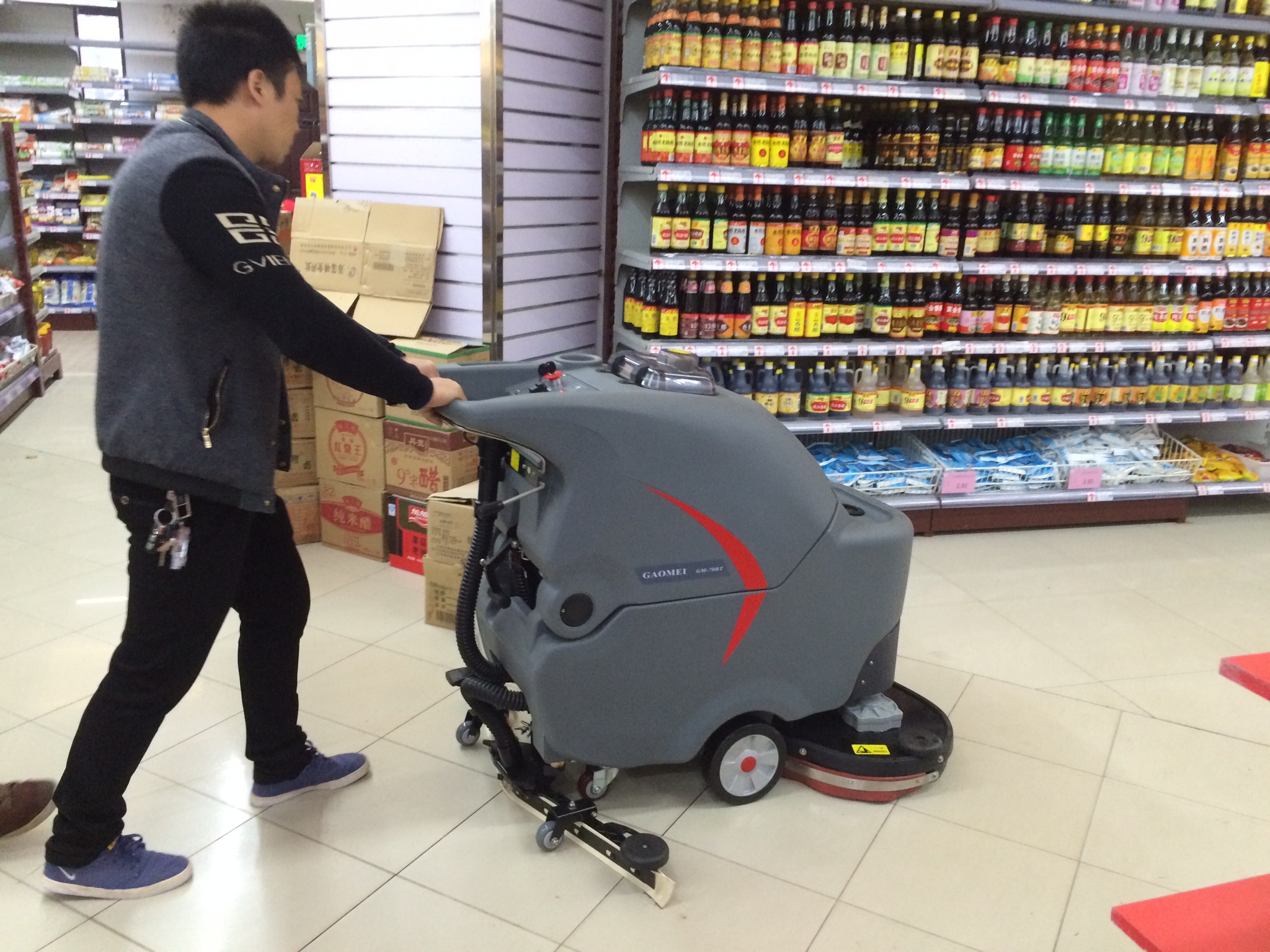 全自動洗地機，老人推得動嗎？