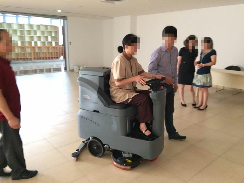 駕駛式洗地機，安全性高，效率高，噪音低，壽命長