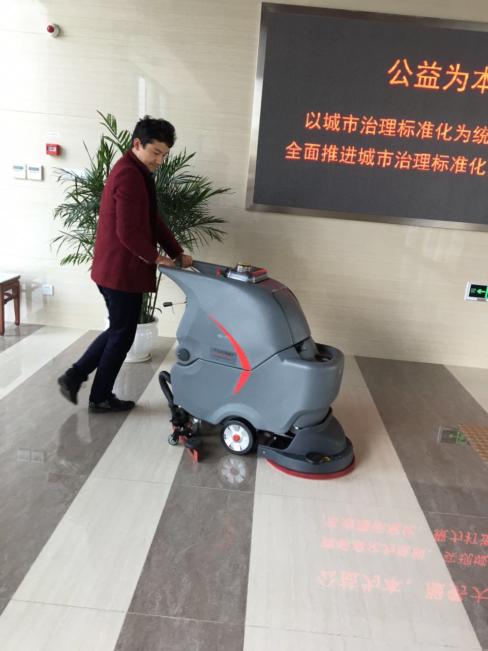 全自動(dòng)洗地機(jī)，現(xiàn)代保潔的工具首選