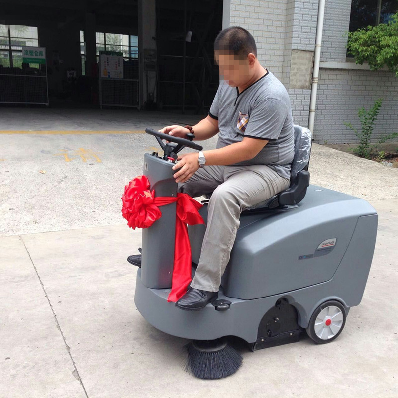 戶外機(jī)械化掃地，駕駛式掃地機(jī)更具人性化