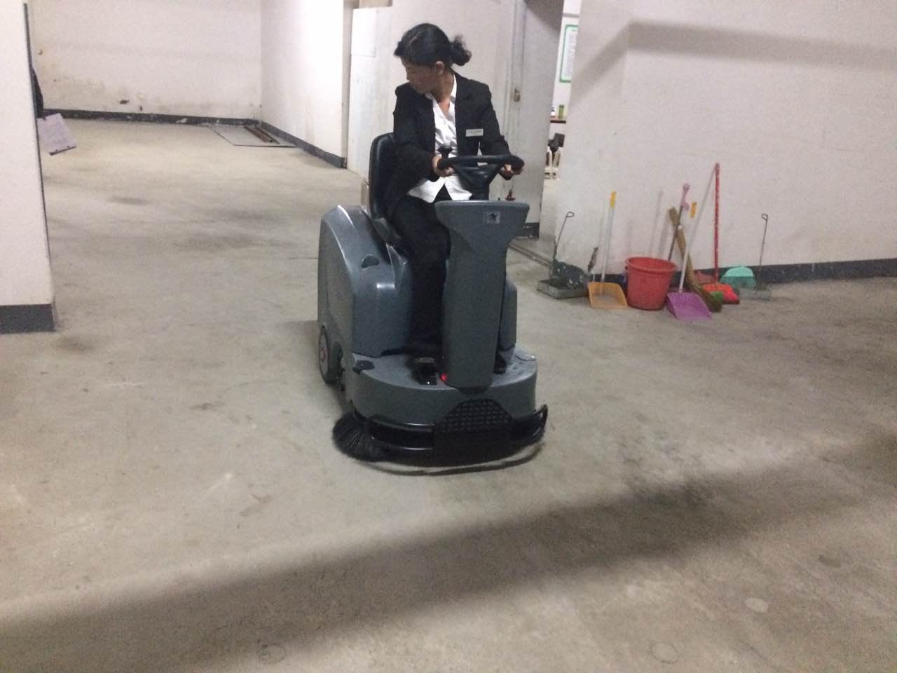 地下車庫地面清潔掃地機清潔實現省時省力！