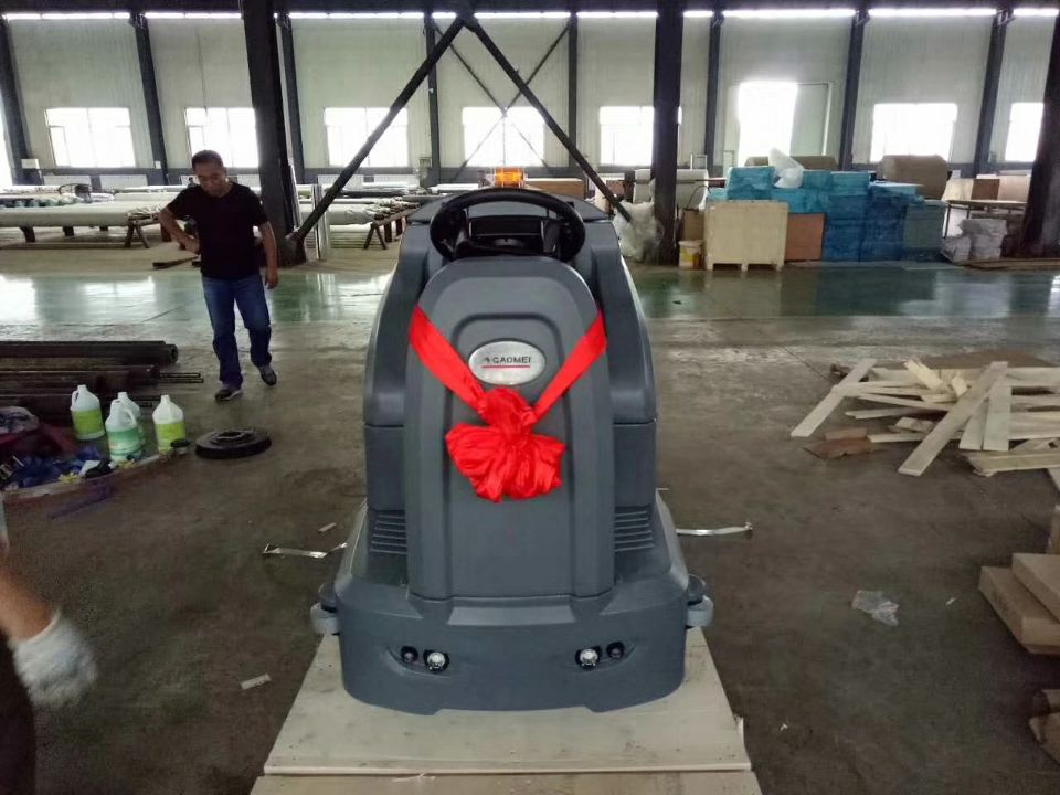 生產(chǎn)車間如何選擇駕駛式洗地機廠家？