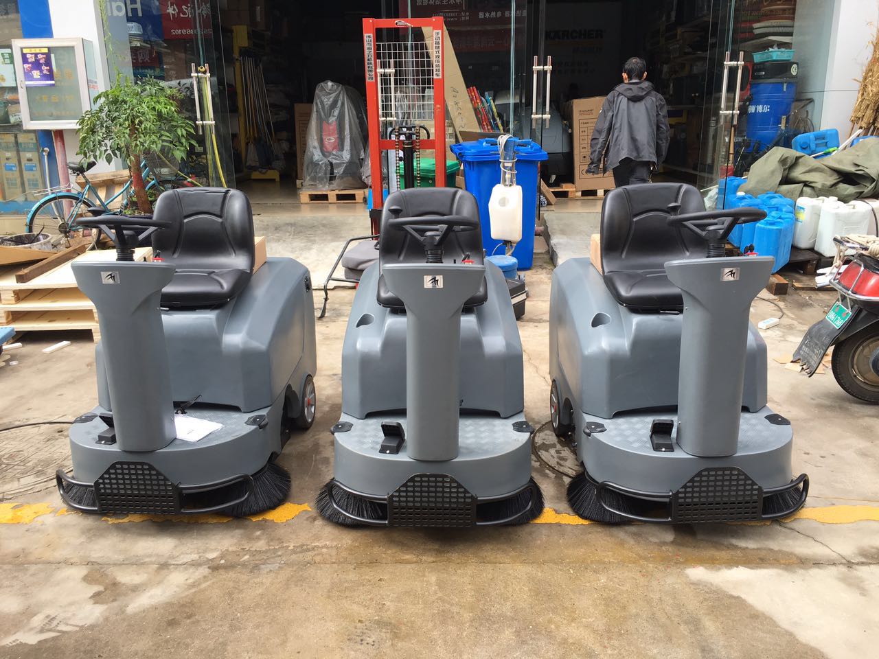高美掃地機清掃工廠車間地面上的面粉、木屑干凈的簡直沒話說