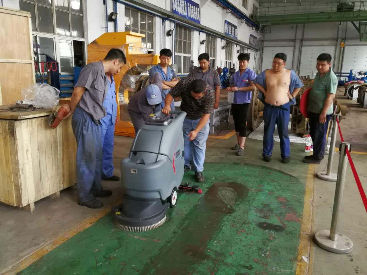 酒店使用電動洗地機(jī)清潔油污能清洗干凈嗎？