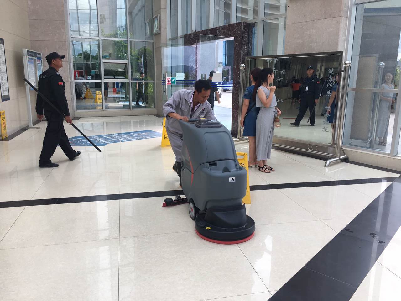 地鐵車站清潔可以用自動洗地機(jī)嗎？