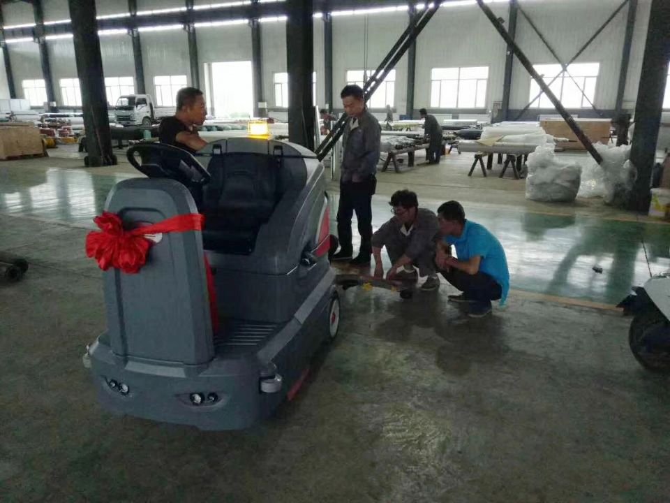 誰來解釋下；駕駛式洗地機的性價比比手推式洗地機高呢？