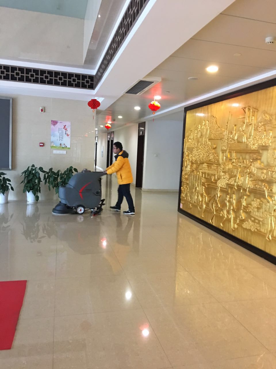 酒店可以使用電動洗地機嗎？
