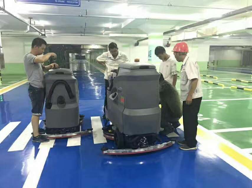 駕駛式洗地機(jī)