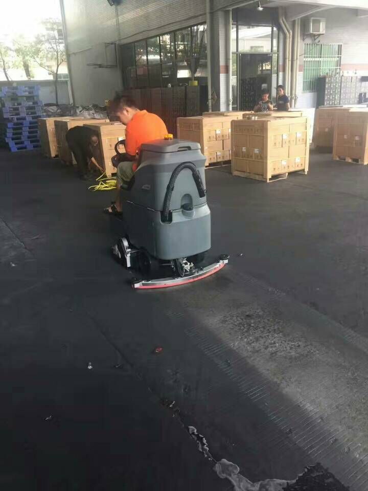 駕駛式全自動洗地機，保潔行業(yè)的神器！