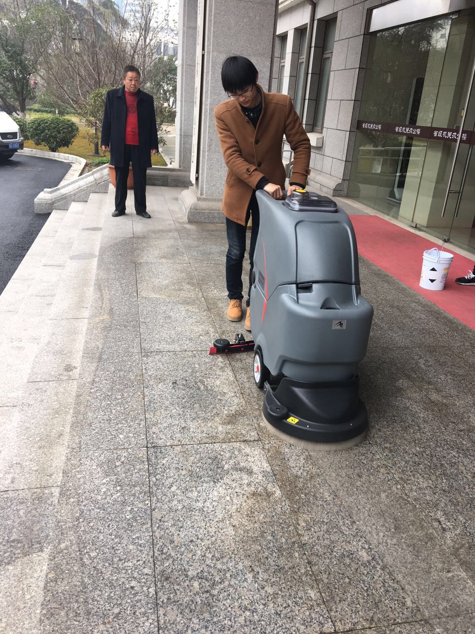 全自動(dòng)洗地機(jī)能解決企業(yè)什么問(wèn)題？