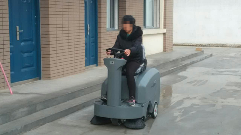 電動(dòng)清掃車該怎樣做日常維護(hù)？